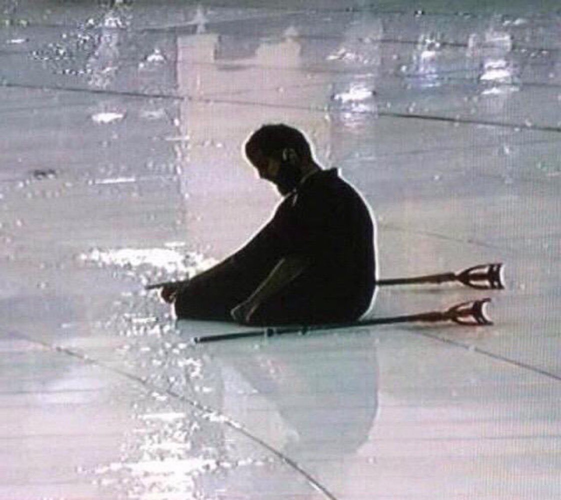 يا روعتك ، يا هَني عينك ، ويا بختك
تحت الحَيا بالحرم .. مع واسع المنّه

كن المطر موجك .. وعكازتك يختك 
وسبّابتك .. بوصلة دربك على الجنّه