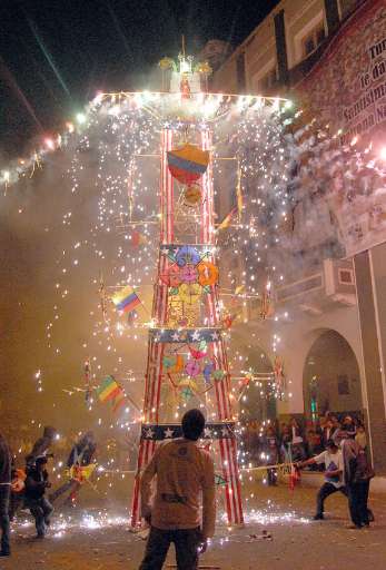 CrisPQuiche's tweet photo. #MásLojanoQue castillo en festividades de Loja 🥳 https://t.co/mrsXyvXVn5