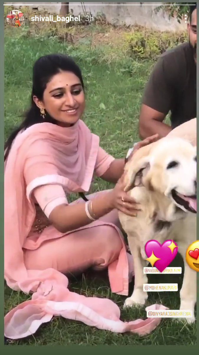 MohenaSinghWeb's tweet photo. #ThrowbackDiaries
To,
When Muma @SinghMohena met Bella baby in Rewa. ♥️
@divyarajrewa
#MohenaAddicted #Mohena #MohenaSingh #MohenaKumari #MohenaKumariSingh https://t.co/E7Nuvu1Pue