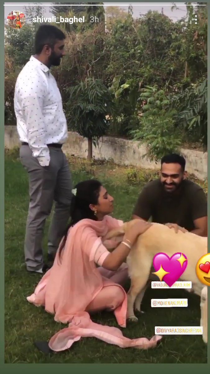 MohenaSinghWeb's tweet photo. #ThrowbackDiaries
To,
When Muma @SinghMohena met Bella baby in Rewa. ♥️
@divyarajrewa
#MohenaAddicted #Mohena #MohenaSingh #MohenaKumari #MohenaKumariSingh https://t.co/E7Nuvu1Pue