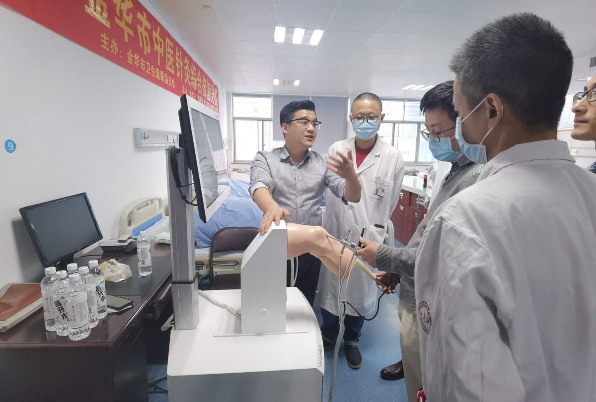 VirtaMed's tweet image. Another day, another ArthroS™ training in China! We visited Jinhua Traditional Chinese Medicine Hospital and did some #simulatortraining. What a superb simulation center! (PS: Take a closer look at the “patients” in the beds.)
#VirtaMedEd #medicalsimulation #virtamedchina