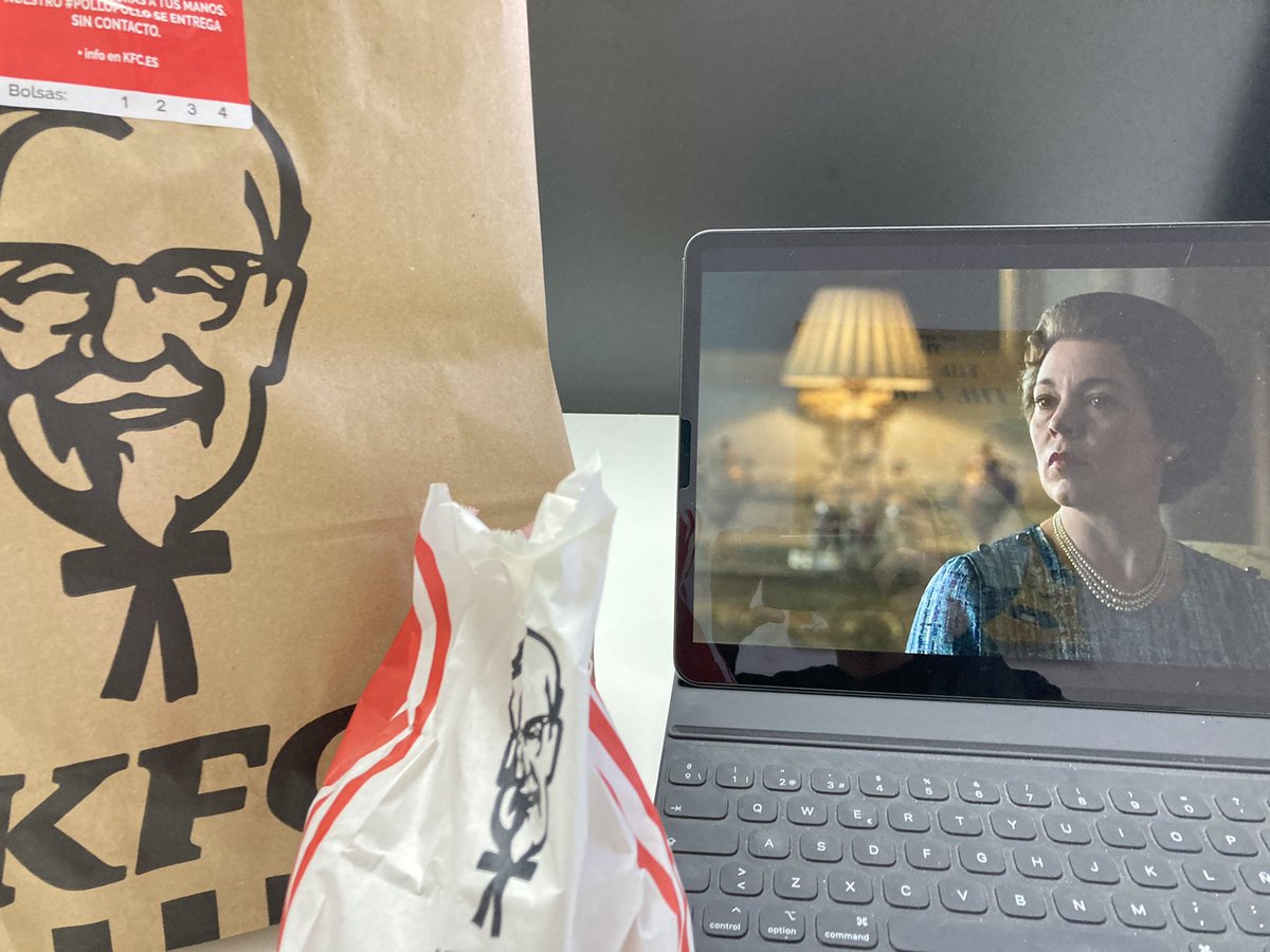 Paquete de Kentucky Fried Chicken y pantalla con la serie The Crown
