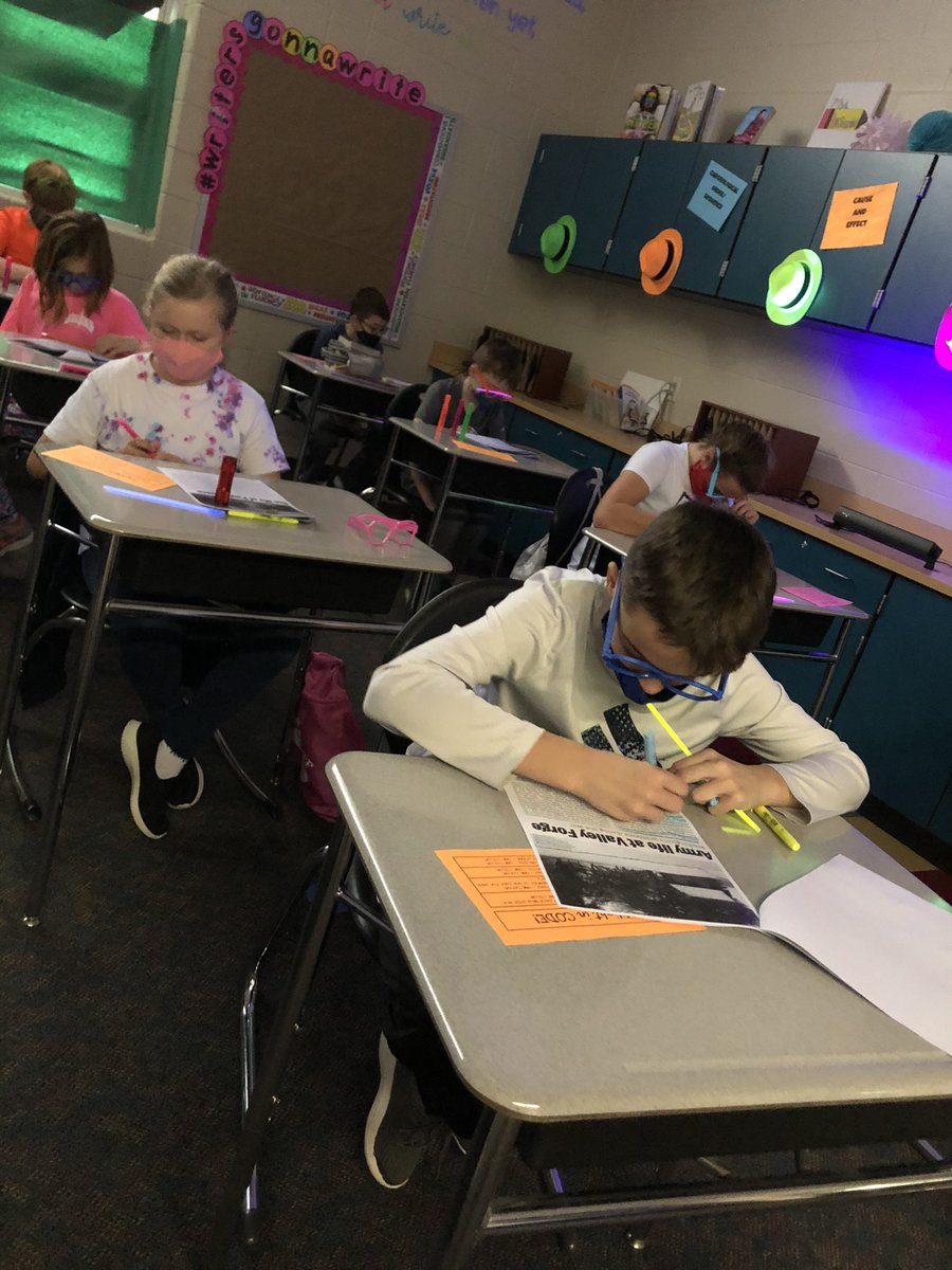 hunsbergern5's tweet photo. Neon Read Day! These fifth graders are working hard in ELA class! #glowdays #FUNandLEARNING #OtsegoKnights https://t.co/noFu8LzXqN