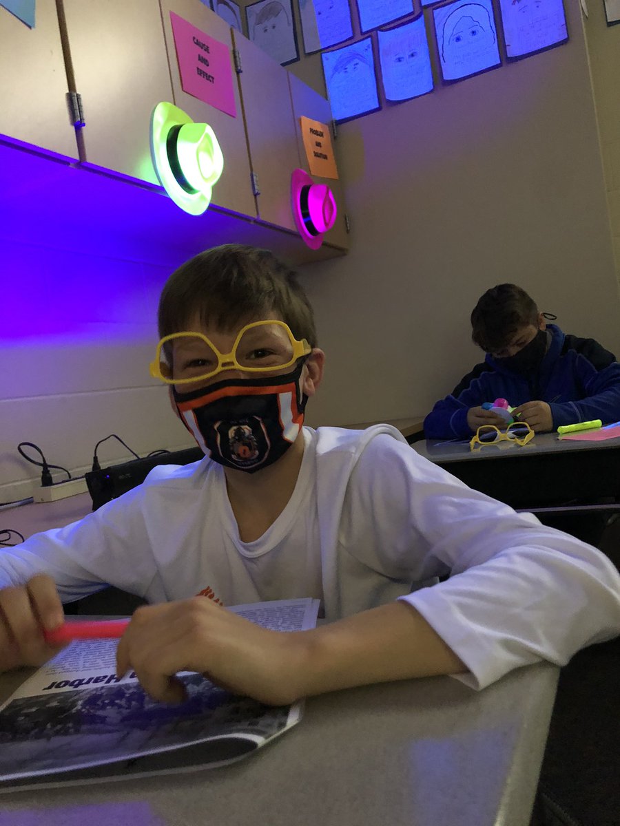 hunsbergern5's tweet photo. Neon Read Day! These fifth graders are working hard in ELA class! #glowdays #FUNandLEARNING #OtsegoKnights https://t.co/noFu8LzXqN