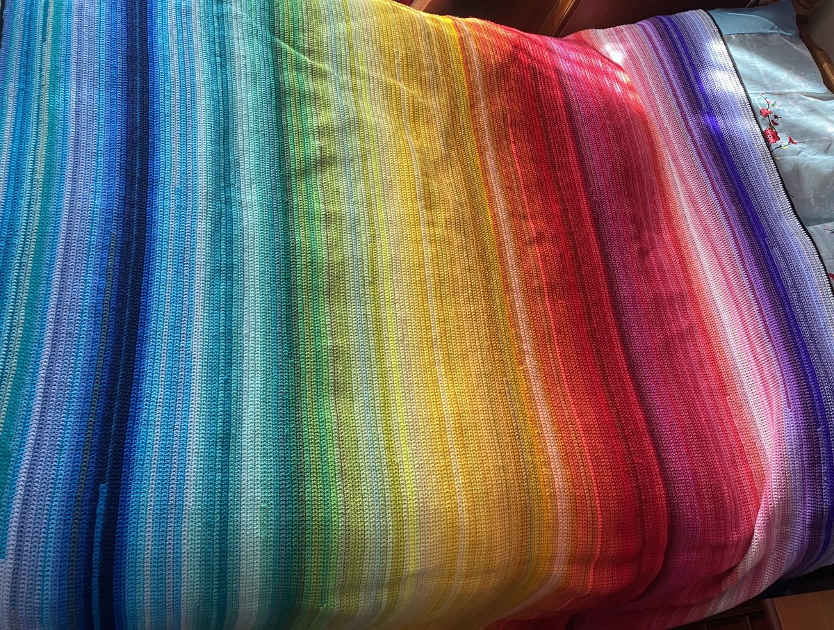 frannieannies's tweet photo. This king size #temperatureblanket is now live on my #Etsy. #rainbow #crochet #cosynights #cosyvibes #handmade #supportsmallbusiness #supporthandmade #cornwall #cornishcraft #cornishcreatives https://t.co/N3K3TaVzBo