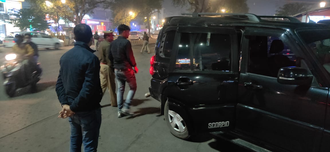 Prayagraj_TP's tweet photo. ट्रैफिक माह में शुभाष चौराहे पर गाड़ी पर काली फ़िल्म हटाने का अभियान जारी रहा ....
#be_transparent
@ADGZonPrayagraj @igrangealld @DM_PRAYAGRAJ @PryagrajDcpc @Rajeevkrishna69 @stripathi006 https://t.co/ef9ljk0QYB