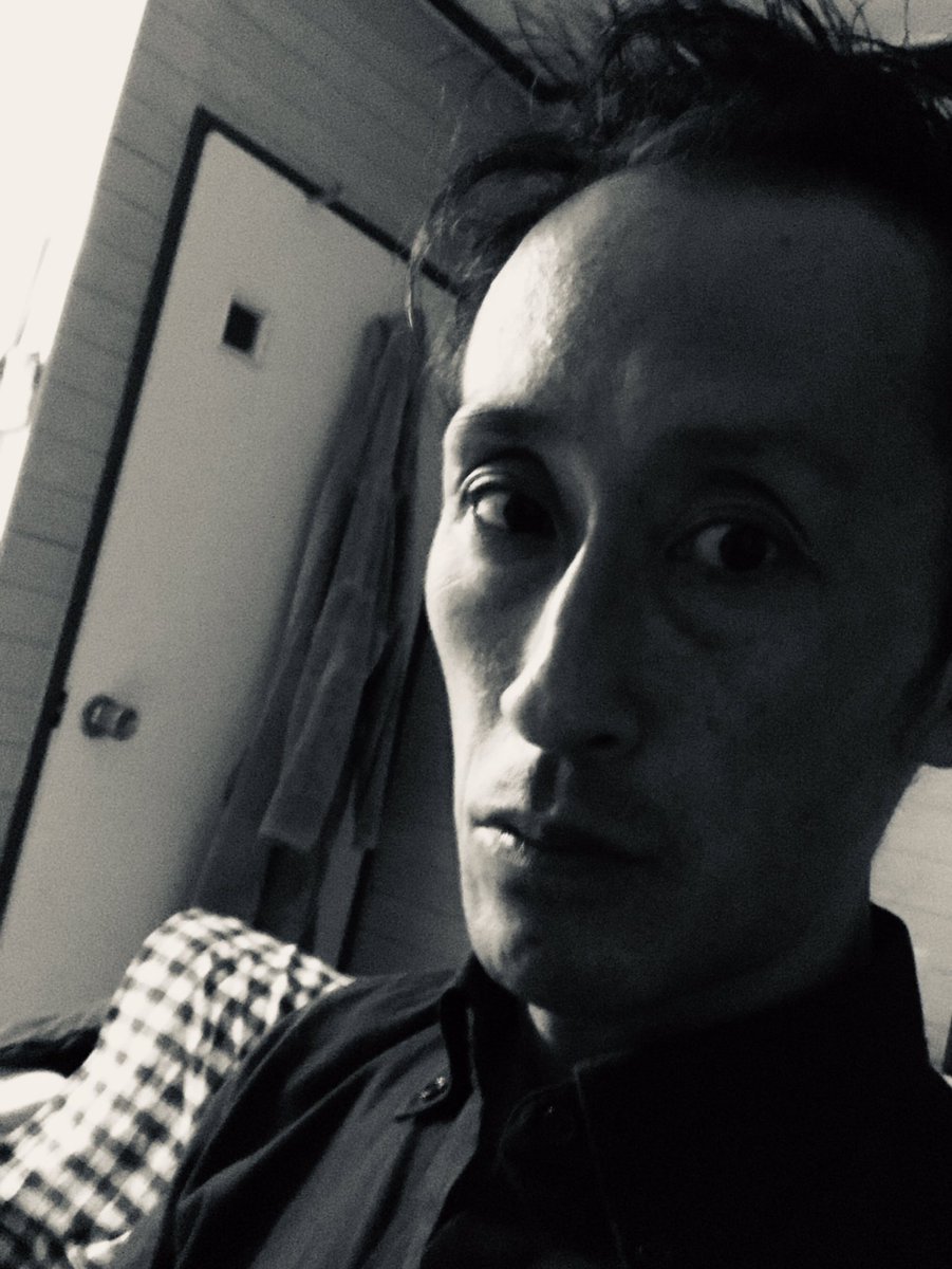 夜　五句

闇泳ぐ鯉みたいです患いが
背の鱗逆さに舐めて金属音
鐵と鐵激しく擦りつけ火花
あん夜行列車過ぎる音で消す
朝迄の時限の闇にジャガー哉

#熱病派