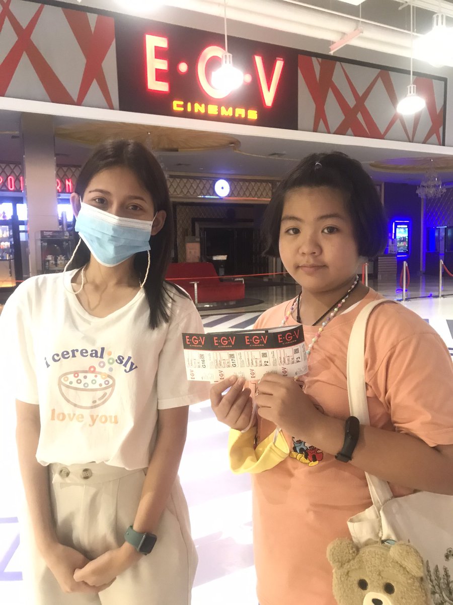 Ruang137's tweet photo. วันนี้ ได้ส่งมอบตั๋วหนังให้แฟนคลับคุณพีชาวสุราษฎร์ และคนทั่วไปได้มีโอกาสเข้าชม #MyRhythm 🎬🥁 
มีบางคนไม่ได้เจอคุณพีนานมากแล้ว เลยถือโอกาสมาดูหนังในครั้งนี้ เพื่อสนับสนุนผลงานด้านแสดงของคุณพี 
ขอขอบคุณผู้สนับสนุนกิจกรรมในครั้งนี้ด้วยนะคะ 🙏🏼
@Kristtps 
#KristPerawat https://t.co/Kpgoeavs5Y