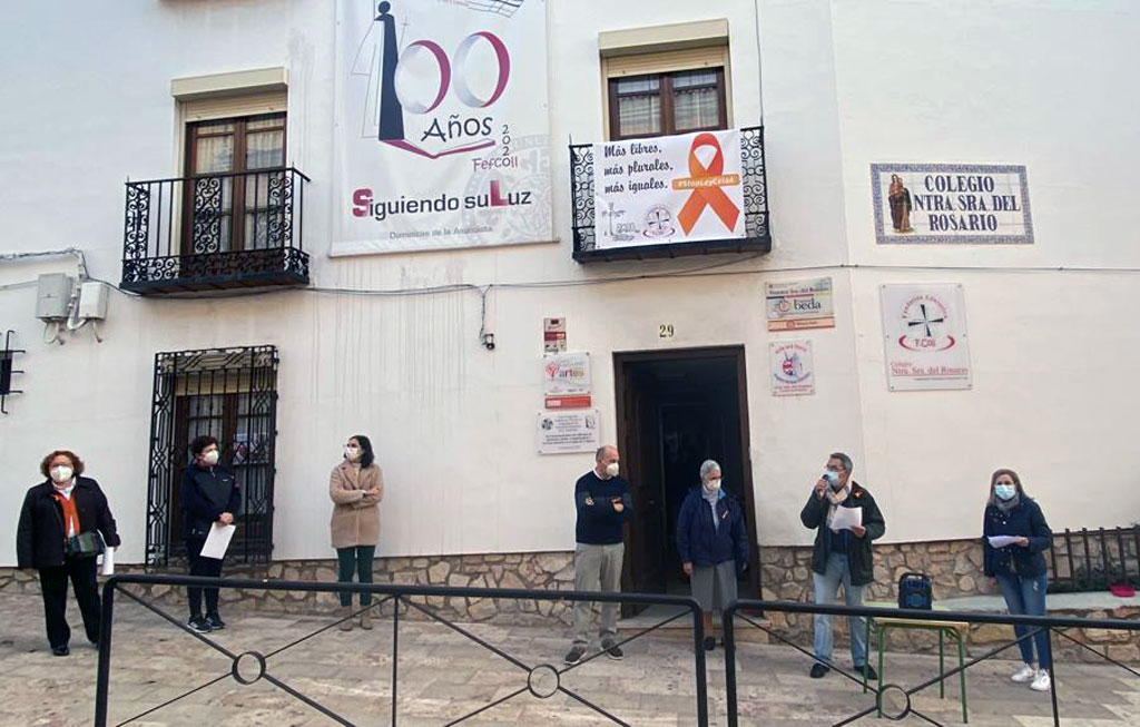 FEFCCriptana's tweet photo. Hoy día 18 de noviembre nos hemos concentrado para leer un manifiesto en contra de la LOMLOE y en apoyo al centro y a las familias .
Pedimos libertad de elección y un consenso educativo donde exista    todo tipo de  educación pública y concertada.
#StopLeyCelaá https://t.co/zPbLJE7WFi