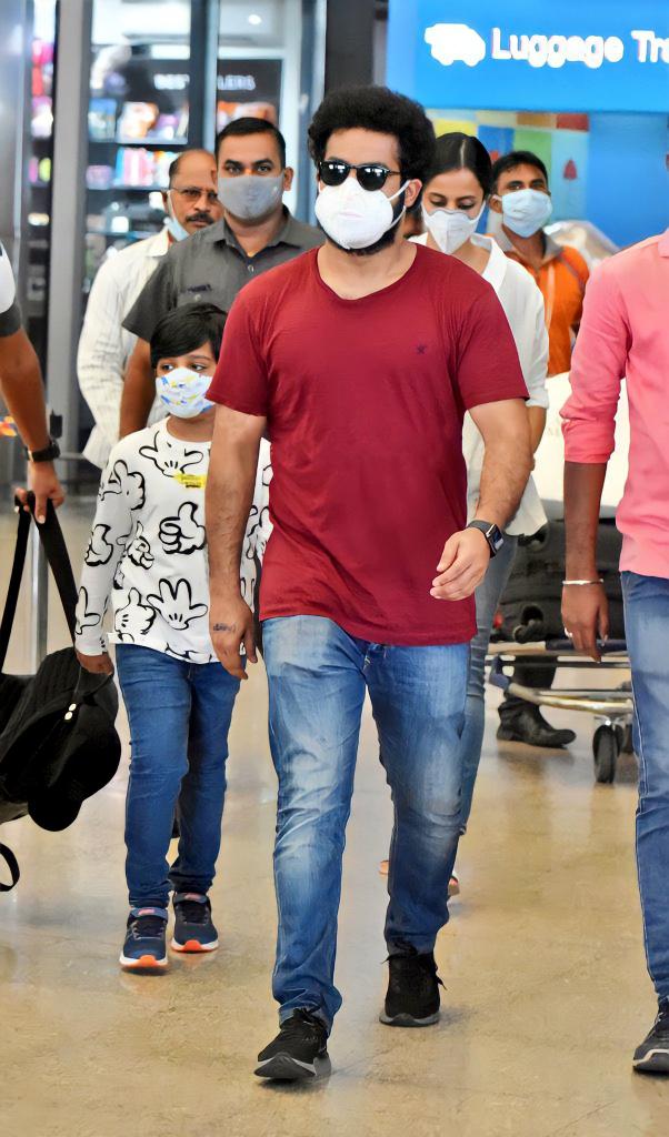baraju_SuperHit's tweet photo. Latest Pics of Young Tiger @tarak9999 with family. #NTR #AbhayRam https://t.co/grkWW9gsQA