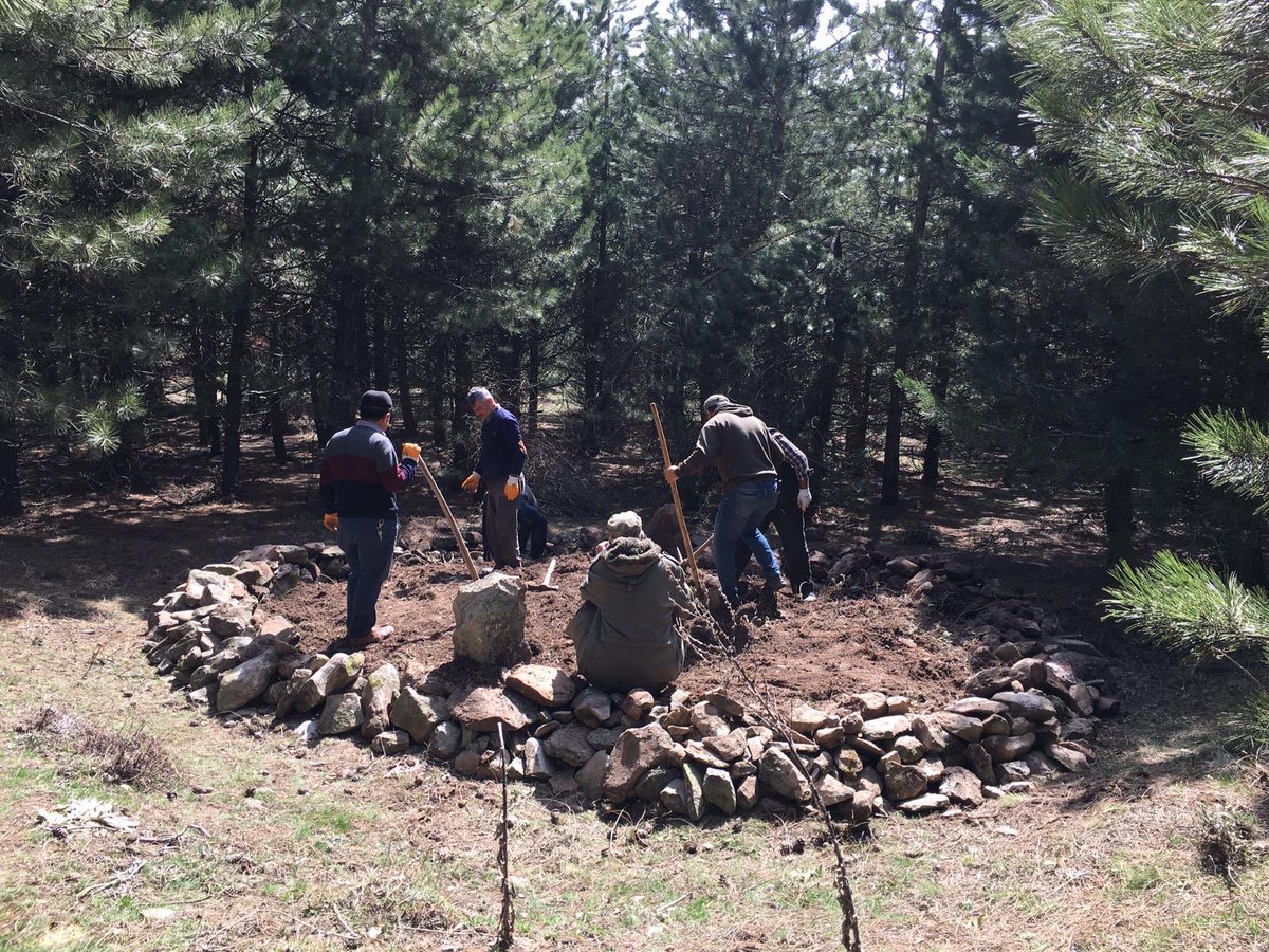 1️⃣26 Ağustos 1922 günü Tınaztepe doğusundaki Kepli istihkamlarına taarruzda şehit olan 56. Alay askerlerinin gömülü olduğu yeri @SakaryaSavasi ve <a href="/Erkanozcellik/">Erkan Özçelik</a> düzenleyip onlara yakışır bir törenle yeniden defnetmişler ve burayı mütevazi bir şehitlik olarak hazırlamışlardı