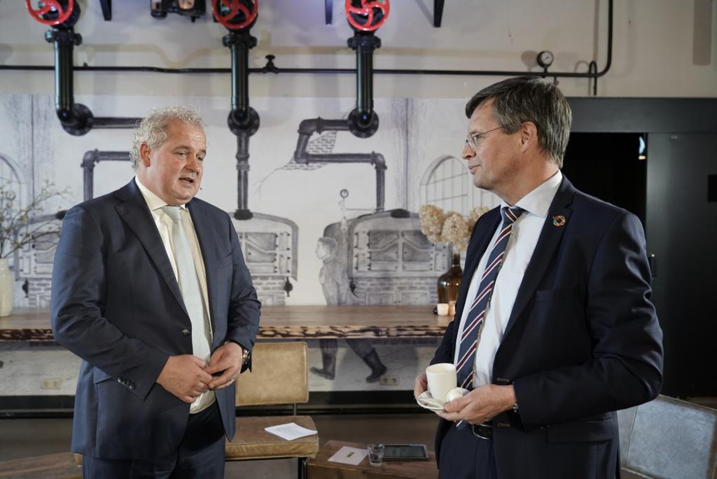 tvmnl's tweet image. Kijk om 16.30 uur #live mee naar #TVMopWoensdag. Presentator Rick Nieman interviewt o.a. oud-minister-president Jan Peter Balkenende, Arjan Bos (CEO TVM) en Tim Houter (CEO @HardtHyperloop) over ontwikkelingen in de branche. Kijk mee➡️ tvm.nl/ledenbijeenkom… #tvmverzekeringen