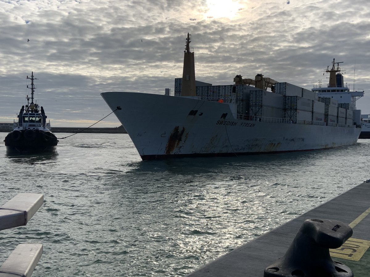 Hammond_Agency's tweet photo. The Swedish Stream in @Port_of_Dover today. It could be easy to forget we are in a #pandemic & #lockdown when the professionalism remains high and the #supplychain continues seamlessly throughout the industry. #Seatrade #Containerships @ports_uk #PODCL ππ https://t.co/QImIMY1Sd8