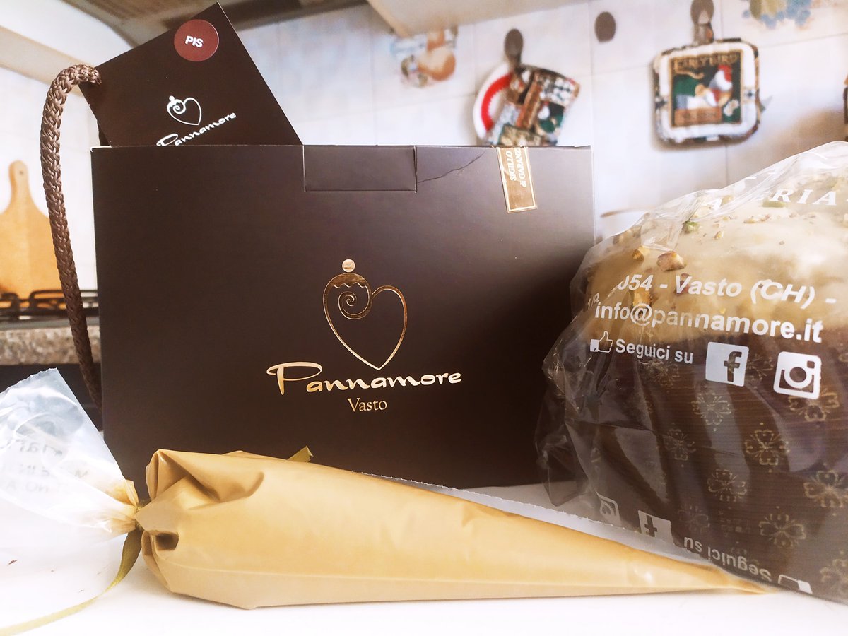 Quest'anno devo essere stato parecchio buono, visto che mi arrivano continuamente regali inaspettati.

Panettone artigianale al pistacchio by pasticceria #Pannamore (Vasto): ingrasso solo a guardallo ❤️

Qui lo shop online realizzato da <a href="/good_working/">Good Working | Web Branding</a> ⤵️

pannamore.it/negozio/