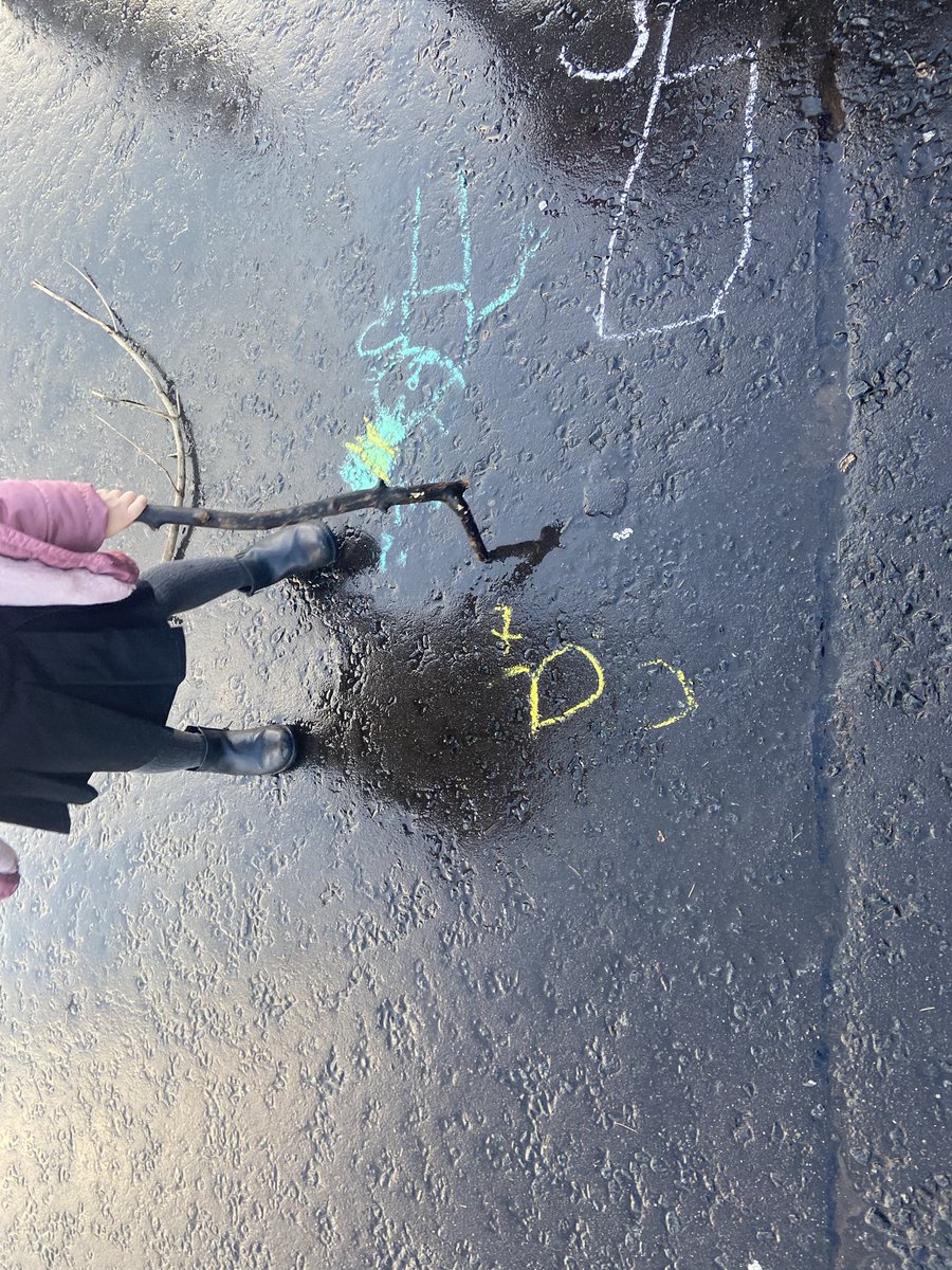 MissFarSTN's tweet photo. This week we have been looking at word families. We read the book Cat in the Hat and practised mark making, drawing the cat and writing cvc words we found in the story. https://t.co/qggNRkWwRD