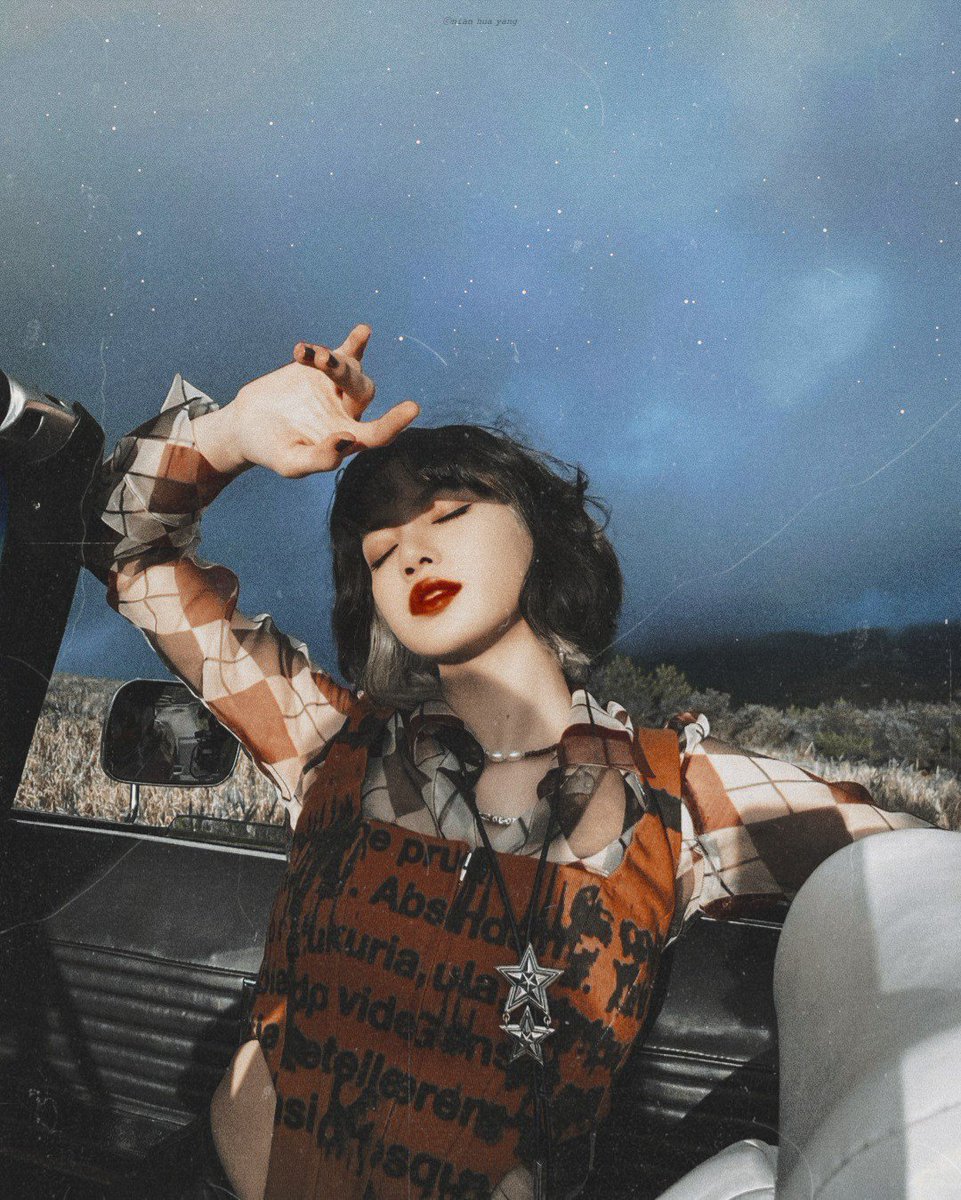 GoddessLisaVN's tweet photo. #LISA CONTINUES TO CREATE A NEW TREND IN CHINA WITH HER HAIRSTYLE

"LISA发型" (LISA's hairstyle) has reached 350 million views &amp; over 37 thousand discussions. Lisa's short hair has become a popular trend in China.

I'll post some of the pictures under this thread.

#LALISA #리사 https://t.co/dP0lJ7FogP
