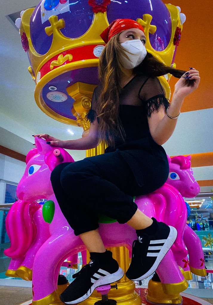 karolsevilla's tweet photo. Hola amigos! “HOY AMANECÍ SÚPER COOL” ✨💗👑 https://t.co/PeCYbSeEpb
