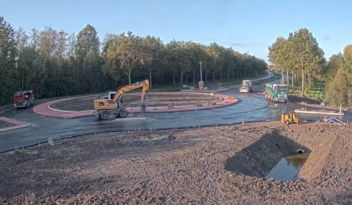 FlevoWegen's tweet photo. Nieuwsgierig hoe de rotonde bij de #N702 #Buitenring #Almere is aangelegd? Bekijk dan deze video: https://t.co/RP1gqZvPjm Door de rotonde is @npnieuwland beter bereikbaar. #werkaandeweg #vlotenveilig #Flevoland @jandereus1 @almere https://t.co/k6pP9YP6EJ