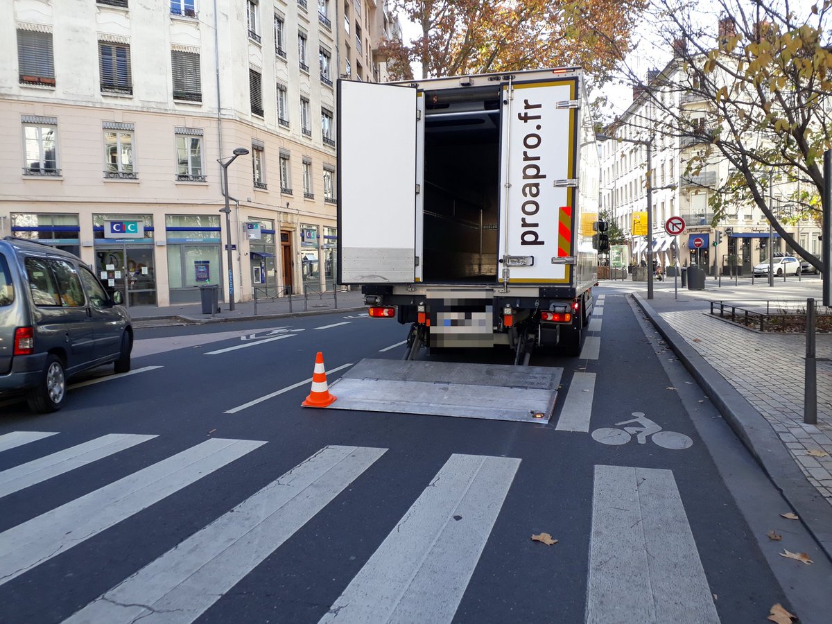 Lyonnais690031's tweet photo. Un grand merci au livreur de #proapro croisé ce matin bd des Brotteaux.
Respect de tous les usagers:🚶, 🚲 et 🚘. https://t.co/acioZ7nd3b