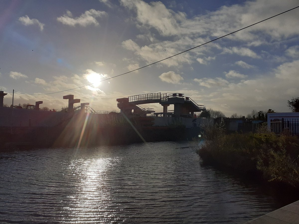 RCPCA1's tweet photo. Pelletstown railway station works 18/11/20
Signs of starting the footbridge crossing the canal, linking Ashington with Royal Canal Park.
Construction by @JohnSiskandSon for @IrishRail https://t.co/egxJvCmRKX