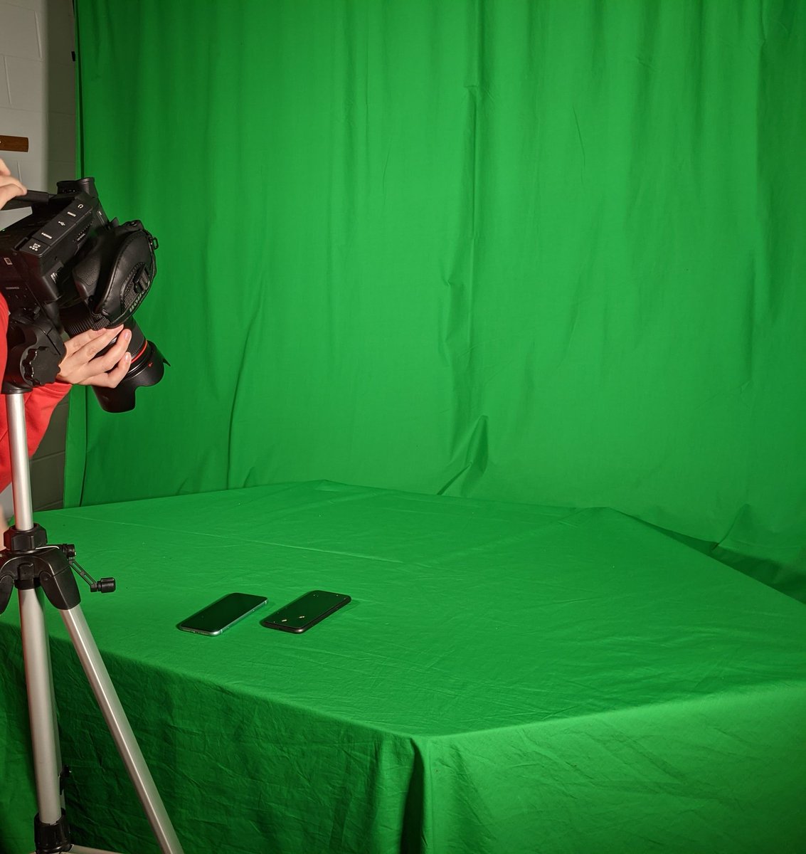 Extremely creative camera work coming from <a href="/MaryannDalton8/">f X SEx pOrn 🌤️🦆</a>'s marketing class! #GreenScreen #WeAreNR