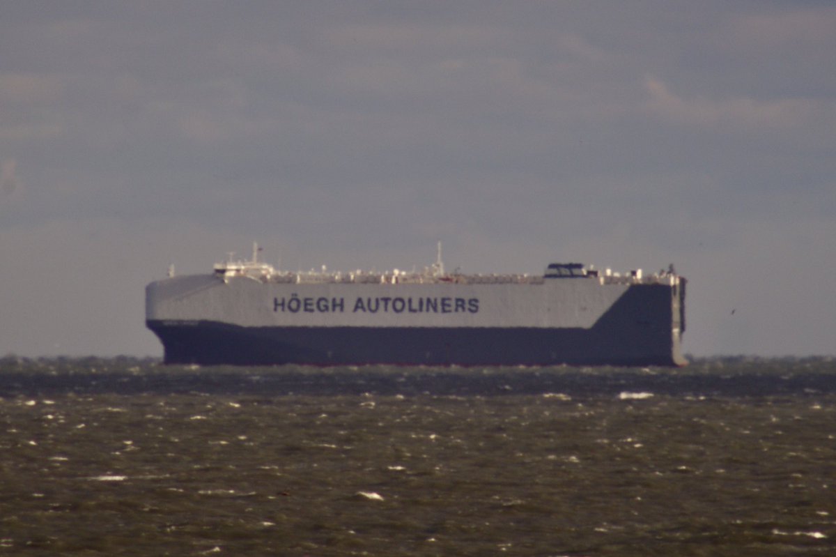 The HOEGH TARGET, IMO:9684976 en route to US NNS Hampton Marine, VA, flying the flag of Norway 🇳🇴. #HoeghAutoliners #HoeghTarget #CarCarrier #ShipsInPics