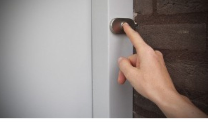 Let op!⚠️In Jubbega gaan mensen langs de deur om te informeren over (woning)isolatie. Zij zeggen dat ze van de gemeente komen. Dit is niet het geval! Vraag altijd naar legitimatie en laat ze niet binnen. Wees alert en geef geen persoonlijke gegevens door. Graag dit bericht delen.