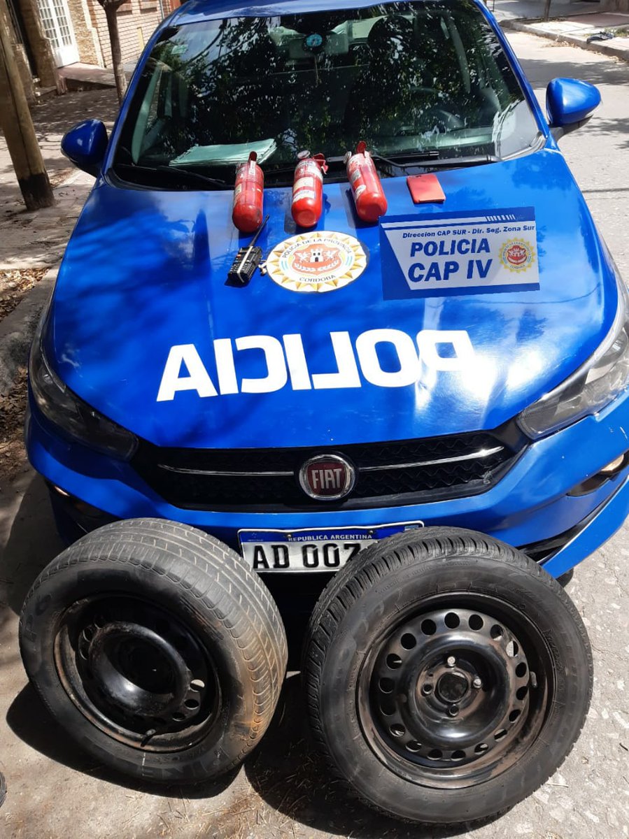 PoliciaCbaOf's tweet photo. Dos #Aprehendidos en Bº Colón por personal del #CAPIV. En el #Operativo se secuestró un inhibidor de alarmas tipo handy, dos ruedas de auxilio, tres matafuegos, un celular y el vehículo en que se conducían. https://t.co/ROnLkA0f35