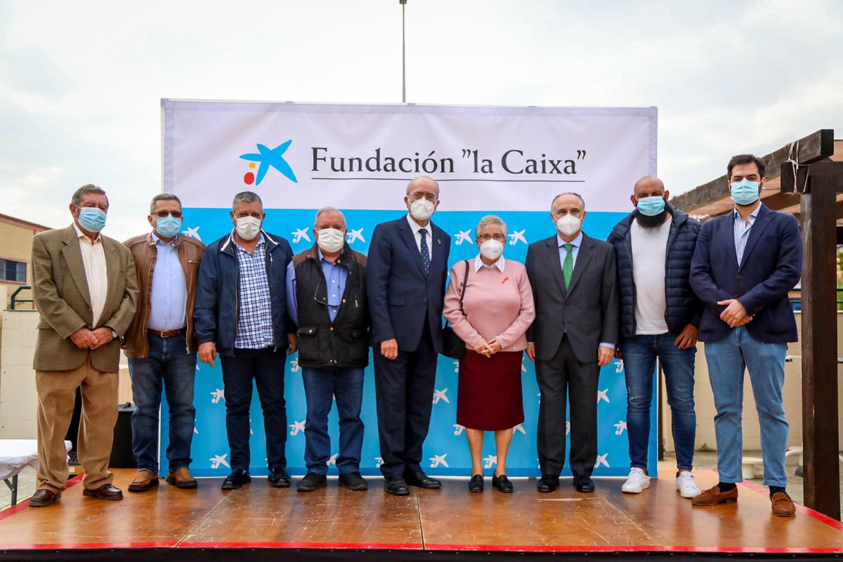 malaga's tweet photo. De este modo, la entidad bancaria apoya el trabajo diario que realizan los comedores sociales y las entidades de las que se sustentan para aliviar la situación socioeconómica de las familias más vulnerables de #Málaga, que se ha visto agravada como consecuencia de la #COVID19 https://t.co/yt5Eh9ayBS