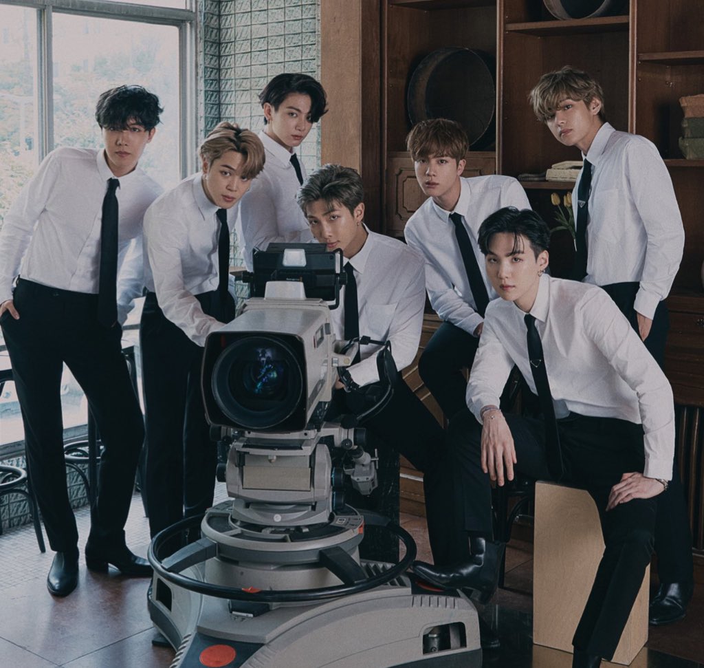 BTS BE (Deluxe Edition) giveaway!! 

- ends on Saturday, 21/11 
- MY armys only 
- just rt and follow me bc i might change rule/deadline 🥺 
- one winner only 

GOODLUCK 🏹🤍