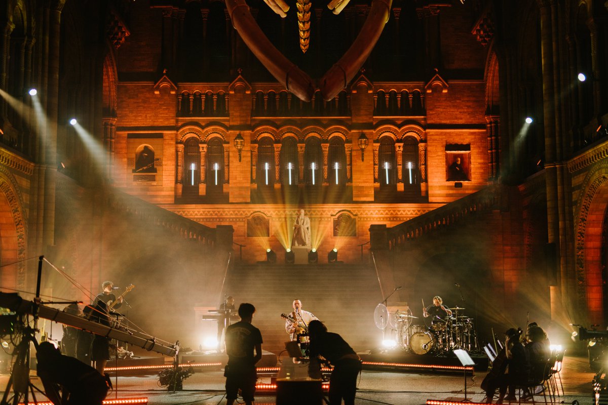 tpimagazine's tweet image. Dermot Kennedy teams up with Paul Mescal, a band of socially distanced musicians, a string quartet and a choir to perform a one-off, multistage, live performance in @NHM_London – broadcast live to music fans in lockdown. TPi’s Jacob Waite reports.

🔗: tpimagazine.com/dermot-kennedy…