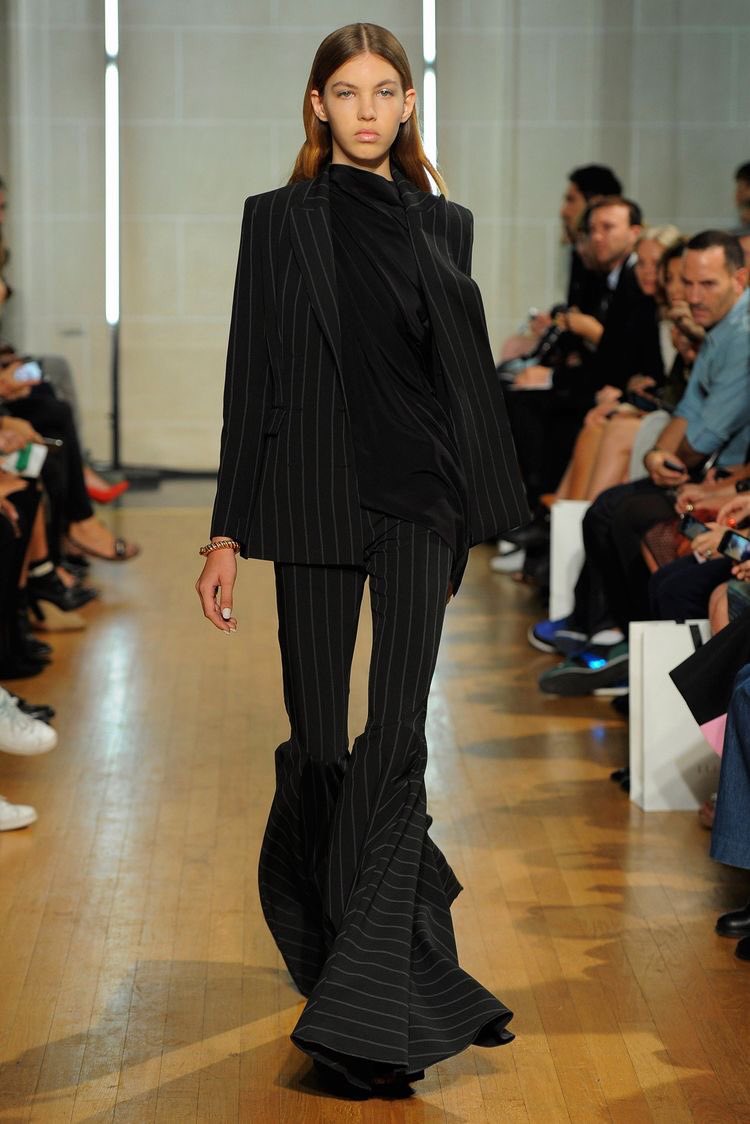 2. Wear with a blazer. For an official but causal look, the bootcut jeans is recommended but for full-on official, co-ordinate the fabric of the pants and blazer.