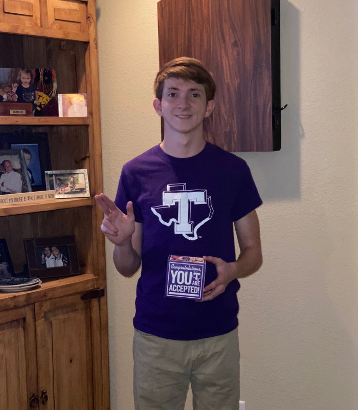 TarletonState's tweet photo. Hey, #Tarleton2025! Are you ready to be a Texan?! Tag us in your photos using #TarletonCube so we can celebrate with you! 💜🎉 https://t.co/xrijo5rhD7