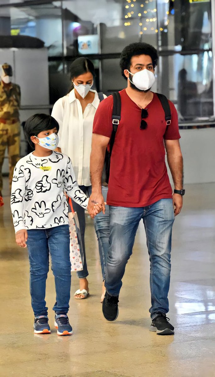 KrishnaNTRFans1's tweet photo. Young Tiger #NTR @tarak9999 Anna Back To Hyderabad From Dubai Vacation ❤️

Family Pics 😍👌❤️
#KomaramBheemNTR https://t.co/RiqS1s4kbD
