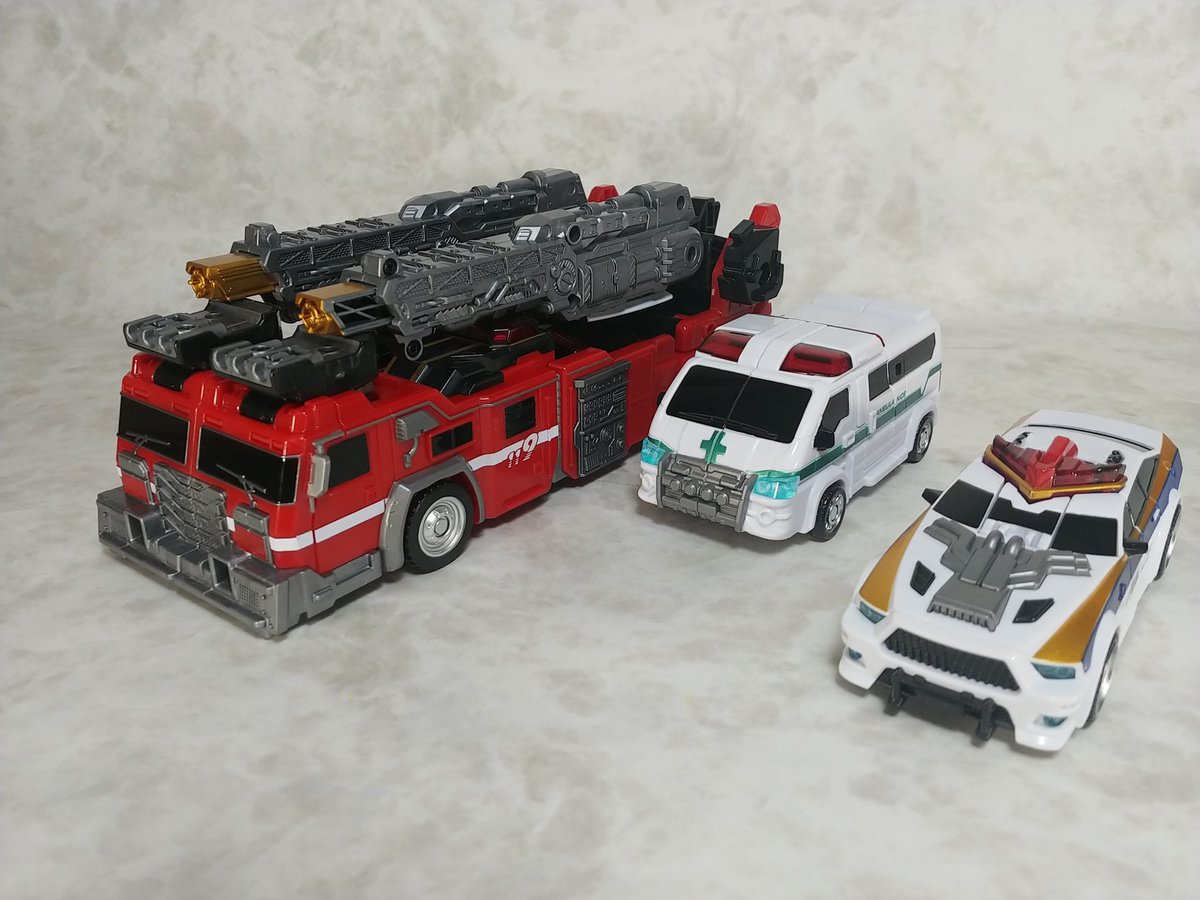 ランブル ギガントv 警察車 消防車 救急車が合体 腕の合体方式はかなりびっくり 顔の大きなゴーグルが特徴的で 分離時はパトランプというのが好き