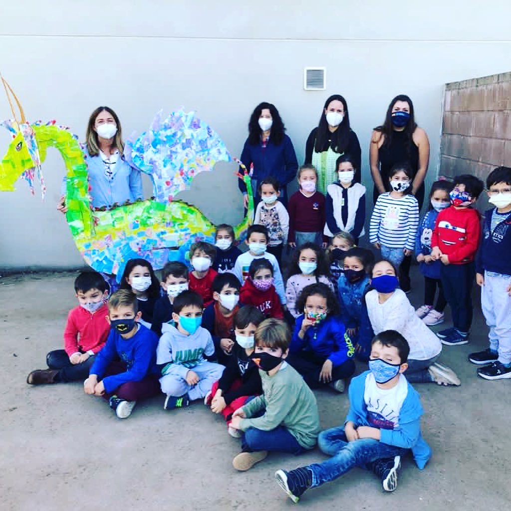 UnProyectoInte1's tweet photo. Los más pequeños han mostrado al alumnado de la Escuela de Arte de qué manera han intervenido el dragón que éstos habían elaborado para ellos.Ha sido una experiencia enriquecedora. https://t.co/23yxxaQFIO