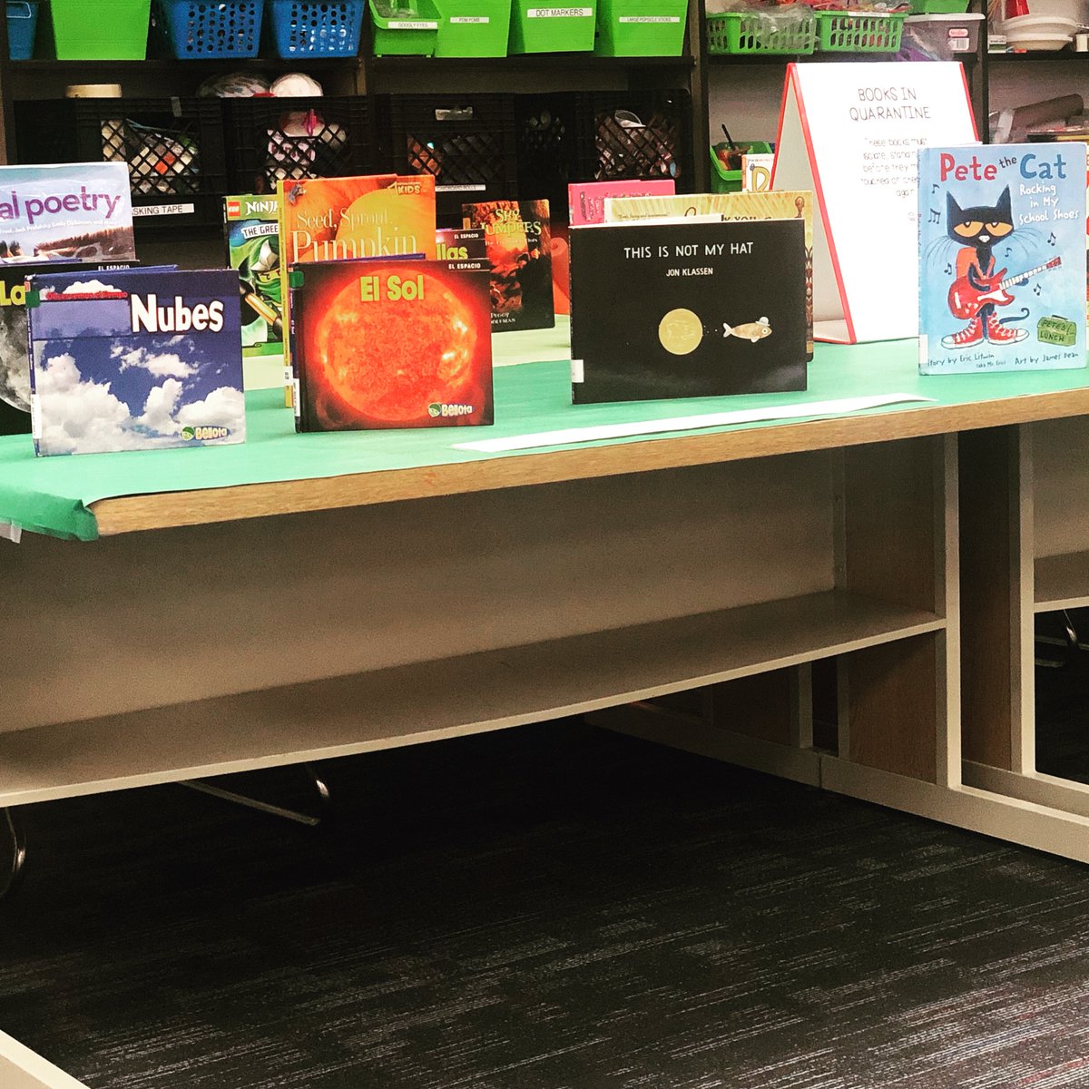 CookLibraryAISD's tweet image. Did you know books must quarantine, too? // ¿Sabías que los libros también deben ponerse en cuarentena? @cookcrocs @AustinISD