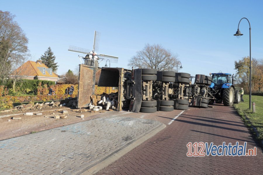 Aanhanger van tractor gevuld met puin kantelt in #Ommen. 112Vechtdal.
