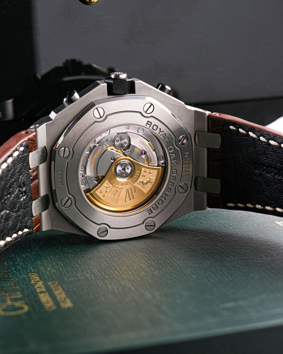 Some seriously cool closeups of the #AP #Offshore safari🐊 Available now with box and papers📦📃 #audemarspiguet #watches