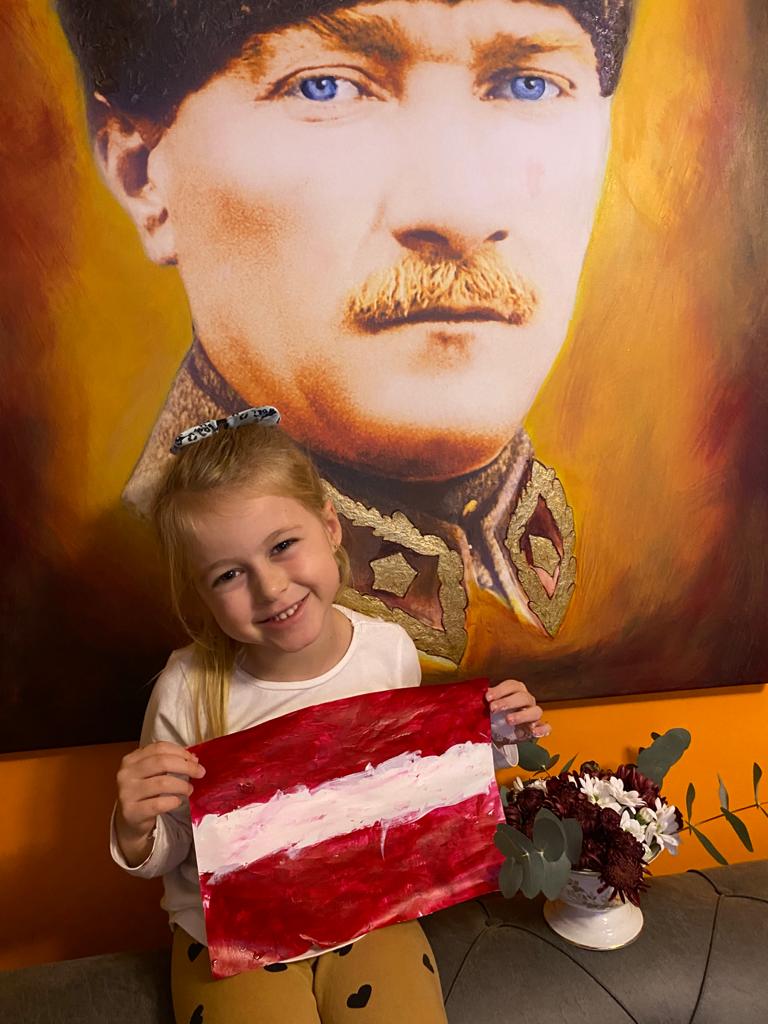 b4thenews's tweet photo. Tüm leton vatandaşların 
LETON Cumhuriyeti'nin 102. Yasgunu kutlu olsun.
Hanim köylü olarak 
hem LAZ hem LETON uz artık:))
Bu nasıl bı karma ise ALARA hanim doların 8 olacağını bir yıl önceden söylemişti:))) https://t.co/6PWmWmXhf1