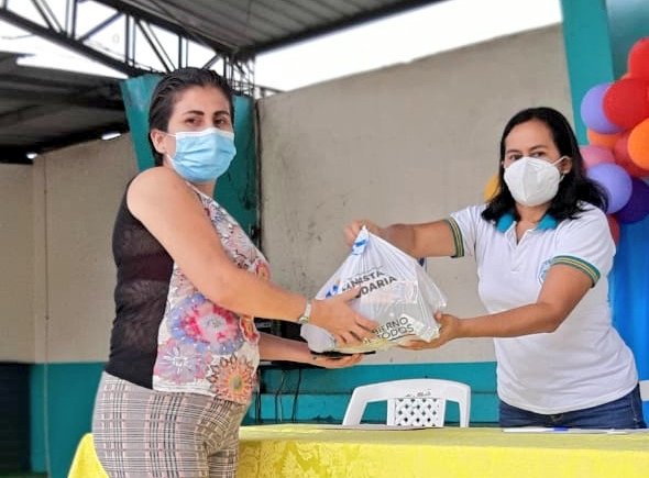 EducacionZ5_Ec's tweet photo. #Guayas | Tomando todas las medidas de bioseguridad, en la Unidad Educativa Mariano Unda de #Naranjal se desarrolla las brigadas Toda Una Vida y se entregan kits de alimentación escolar a los padres de familia. #SíALaEducación 
#JuntosEcuador https://t.co/3wXlCEkIBY