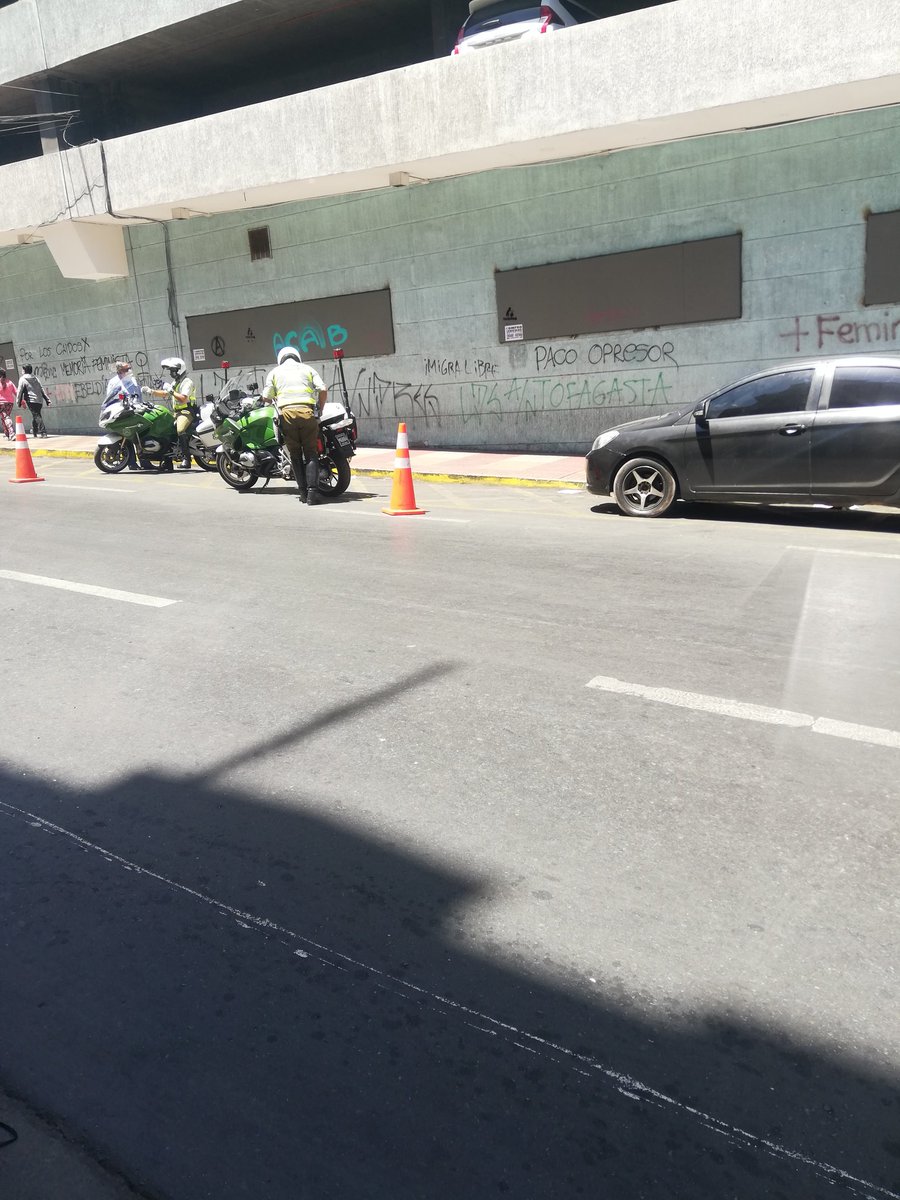 #Antofagasta Nuevamente conductores sin criterio estacionados en Zona de #Bomberos. Nuestra unidad Mecánica, en caso de Incendio, no podría salir en auxilio. Cómo ciudadanos es nuestro deber empatizar y educarse sobre el respeto a normas, cuyo incumplimiento, afecte a los demás.