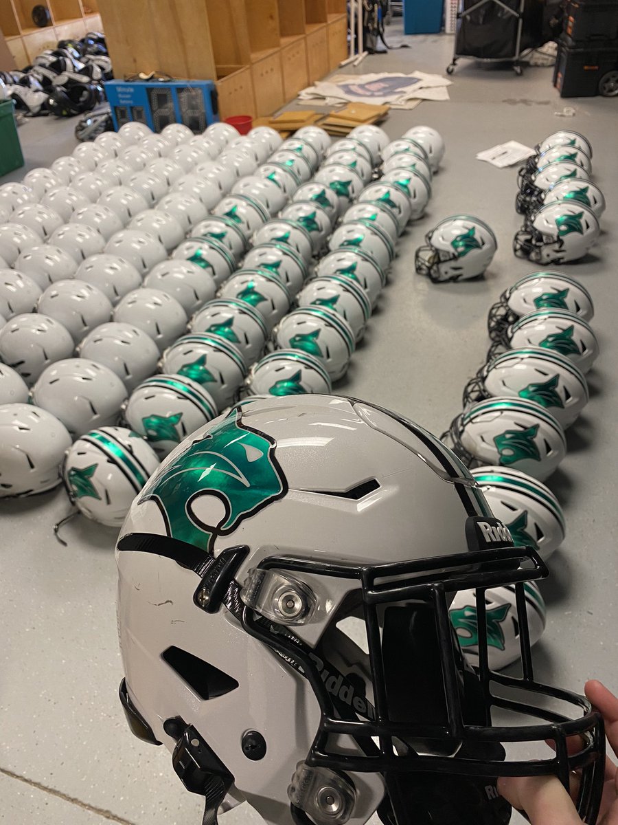 Riddell_Youtsey's tweet photo. @BHSBobcatFB helmets ready for recon! Thank you @hopbtown for having @RiddellSports take care of your football equipment needs. #RiddellRecon #Speedflex #SpeedflexDiamond https://t.co/YQMuEVvalS