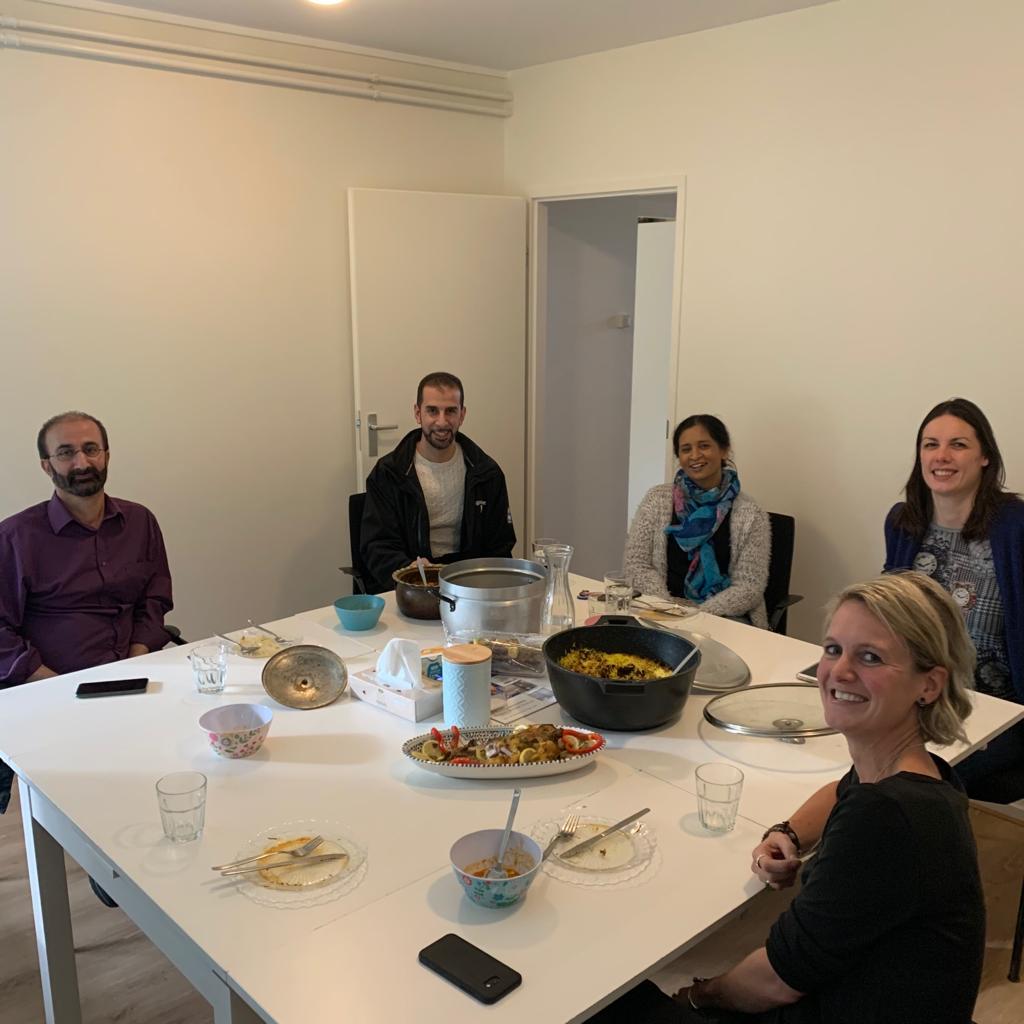 Afgelopen week werden wij, samen met Woongoed Zeist, verrast met deze heerlijke Koerdische lunch als dank namens Araz. Wat is het leuk om in een flat te werken waar zo veel betrokkenheid is!