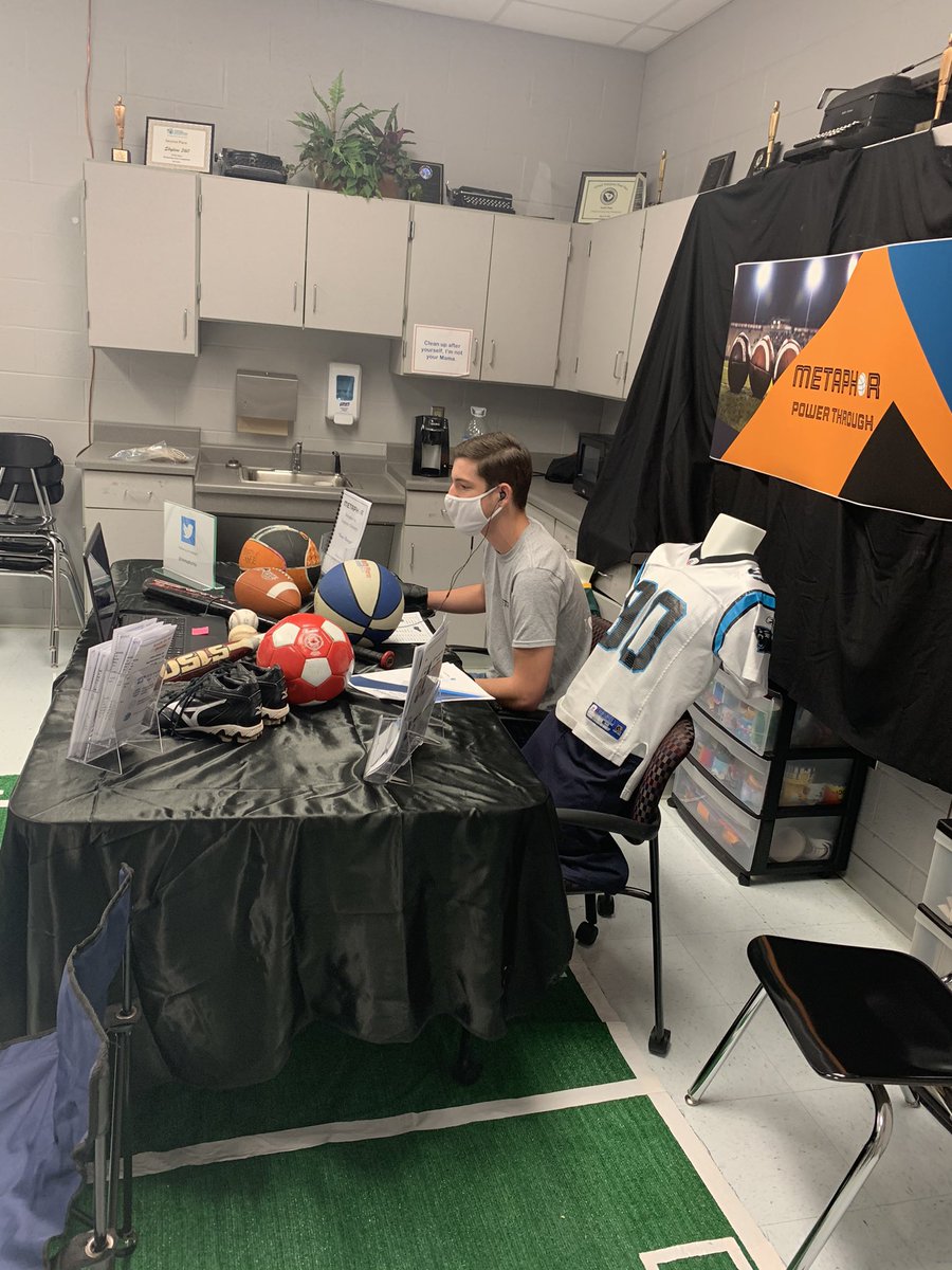 MetaphorVe's tweet photo. Carter selling from our booth! This is the sales floor! @VEInternational https://t.co/u1YMeHTRxp