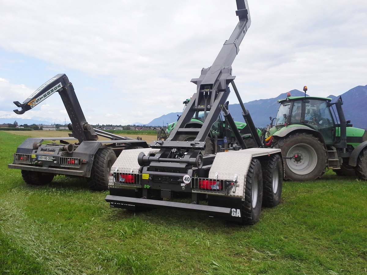 StrongaLtd's tweet photo. Posing for the cameras 📸

Biomasa Kordež 

#stronga #hookloada #hooklift #trailer #machinery #mountains #scenery #photography https://t.co/4MjTPWWtvE