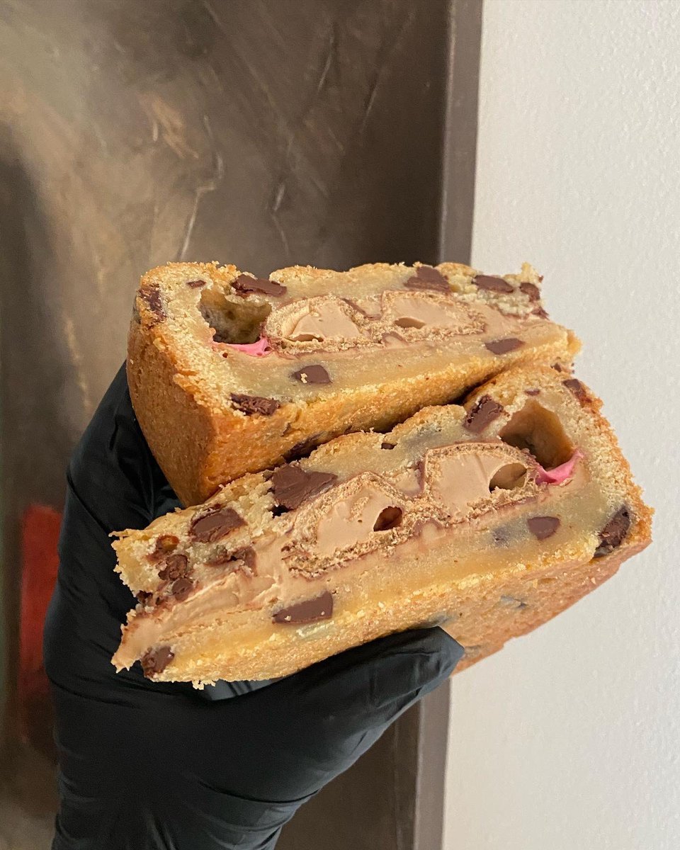 boohoo's tweet photo. Kinder Bueno Cookie Dough Pie 🤤

📸 @era_marku https://t.co/1fM8NHKbBd https://t.co/10kdUu5wiO