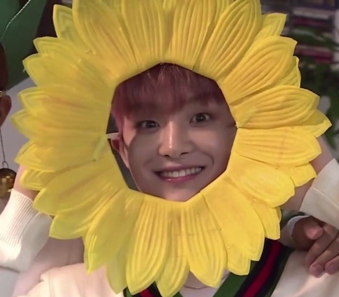 Yep, you're my favorite flower 🌺💕 #트레저_지훈아_이거봐라