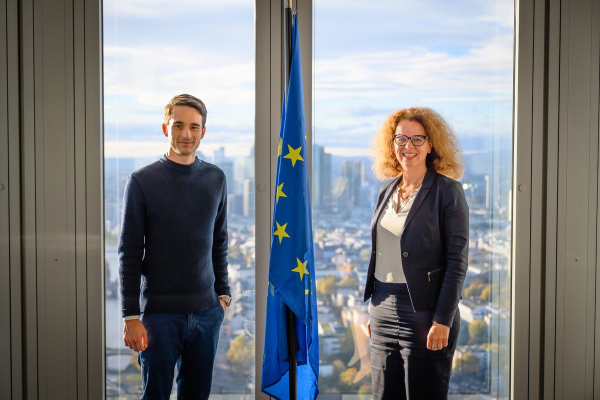 Wir haben mit <a href="/ecb/">European Central Bank</a> Direktoriums Mitglied <a href="/Isabel_Schnabel/">Isabel Schnabel 🇪🇺🇺🇦</a> über die Geldpolitik der #EZB, den dauerhaft niedrigen Leitzins, #Inflation und Deflation sowie die Risiken einer Zinserhöhung gesprochen. Video jetzt auf YouTube. youtu.be/_nVScF5-R4A