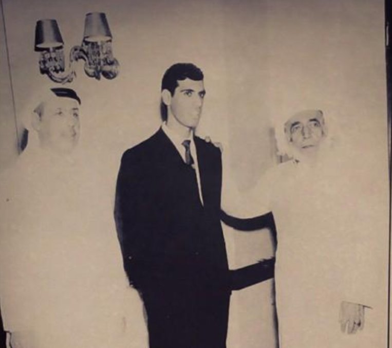 alqenaeialsahli's tweet photo. السلطان تيمور بن فيصل آل سعيد ( جد سلطان عمان الحالي هيثم بن طارق بن تيمور حفظه الله ) مع قنصل الكويت في الهند وقتها فيصل بن عيسى القناعي ووالده عيسى بن يوسف القناعي التقطت الصورة في الهند سنة ١٩٦٤ 
نبارك لسلطنة عمان يومها الوطني 
#عمان_تحتفي_باليوم_الوطني 
#اليوم_الوطني_العماني https://t.co/vnRKtV8uM9